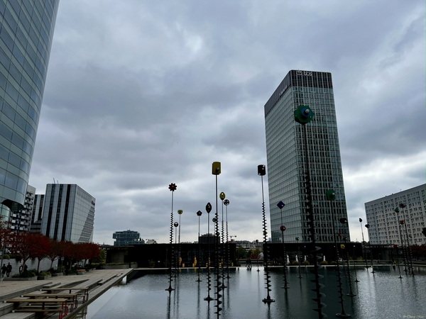 Le quartier de la Défense, côté sud, vue en direction de Neuilly-sur-Seine (France)