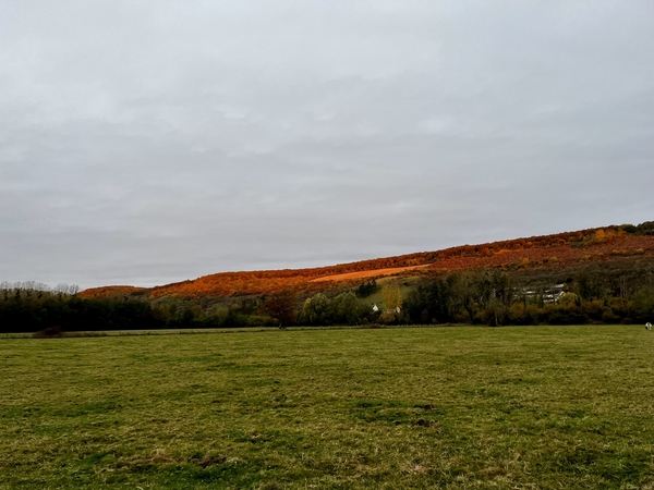 Rayons de soleil rougissant un relief dans la campagne près de Giverny (Normandie)