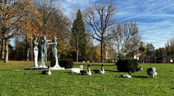 Statue « Les Trois Sources » (Forges-les-Eaux, Normandie)